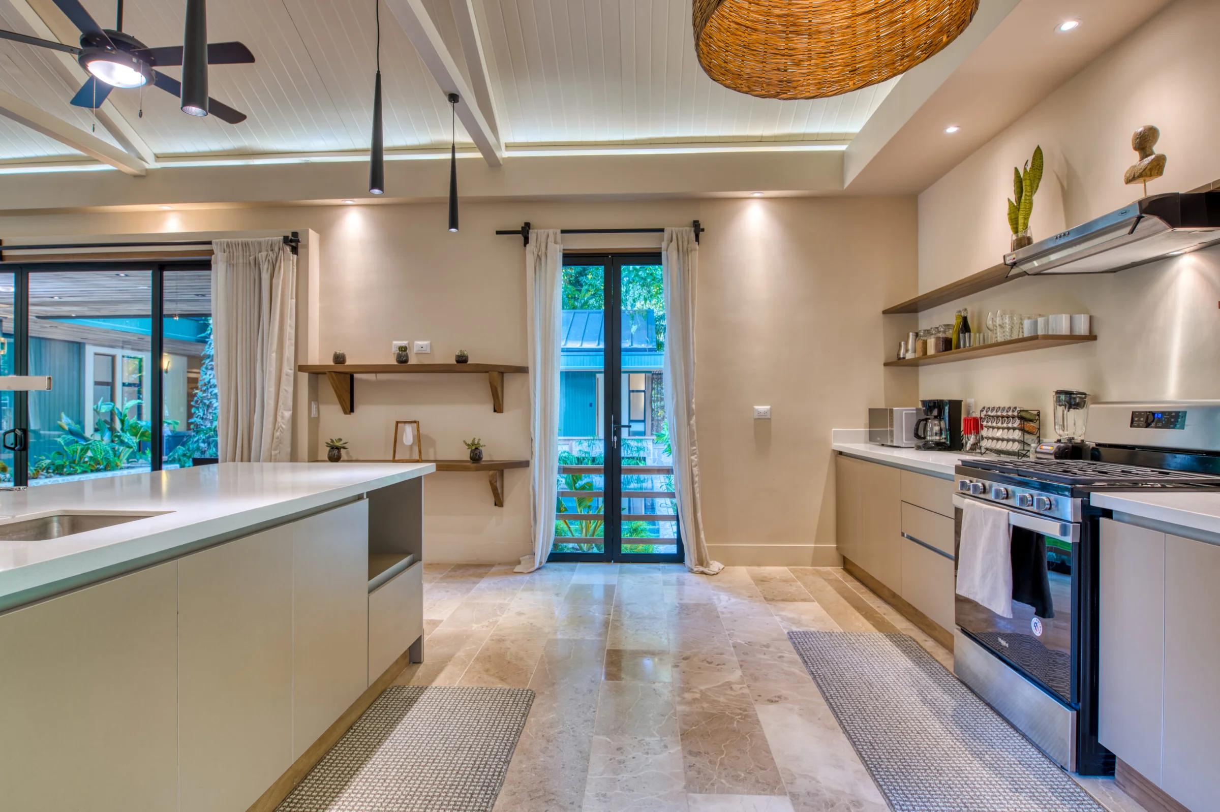 Oasis de Lujo con Piscina Infinita y Acceso a la Playa